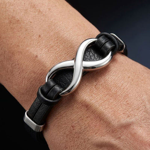 Uniqal INFINITY SILVER Herrenarmband am Handgelenk – elegantes schwarzes Accessoire mit silbernem Infinity-Zeichen für stilbewusste Männer.