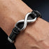 Uniqal INFINITY SILVER Herrenarmband am Handgelenk – elegantes schwarzes Accessoire mit silbernem Infinity-Zeichen für stilbewusste Männer.