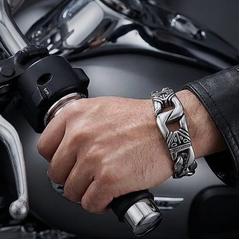 INVASION Close-Up Handgelenk – breite Kettenglieder sichtbar 18mm Dicke Volumen Uniqal