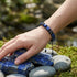 Natursteinarmband aus Lapis Lazuli am Handgelenk im Freien getragen mit modernem Design und möglicher Gravur