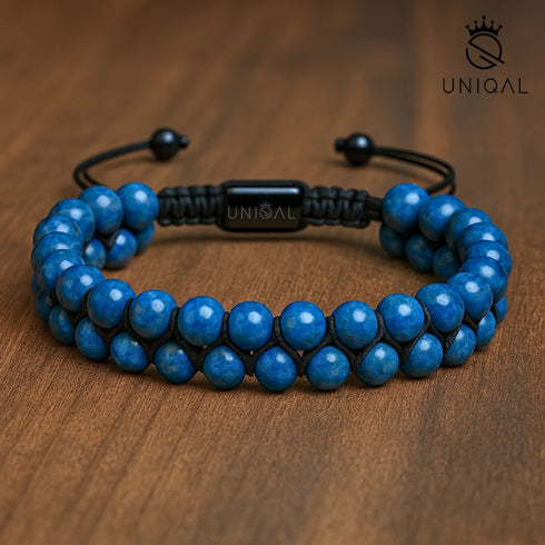 Handgemachtes Lapis Lazuli Schmuckstück von Uniqal – Naturstein-Armband in organischem Boho-Stil auf Holz