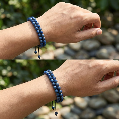 Zweireihiges Lapis Lazuli Schmuckarmband am Handgelenk mit intensiven blauen Steinen, kraftvolle Edelsteinästhetik in natürlicher Umgebung