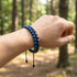 Lapis Lazuli Natursteinarmband im Sonnenlicht getragen, tiefblaue Edelsteine reflektieren Licht und unterstreichen eine elegante Ausstrahlung