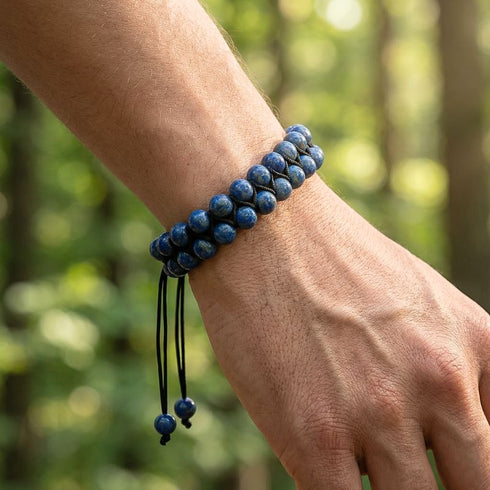 Lapis Lazuli Edelsteinarmband getragen im natürlichen Outdoor Umfeld, tiefblaue Natursteine harmonieren mit einem ruhigen und stilvollen Look