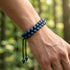 Lapis Lazuli Edelsteinarmband getragen im natürlichen Outdoor Umfeld, tiefblaue Natursteine harmonieren mit einem ruhigen und stilvollen Look