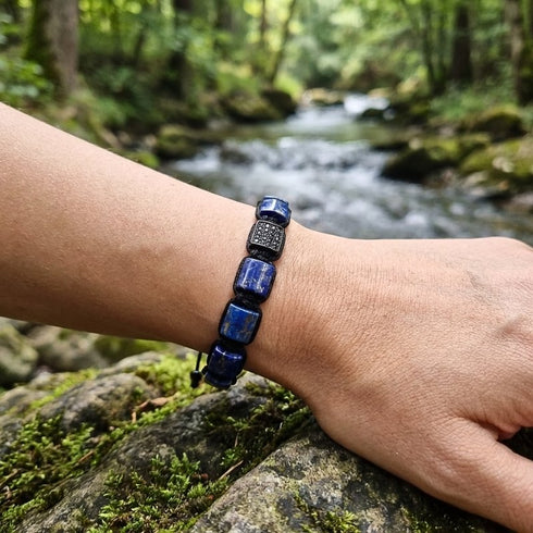 Modernes Edelsteinarmband aus Lapis Lazuli Platten am Handgelenk getragen mit klarer Linienführung und Gravur Option