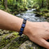 Modernes Edelsteinarmband aus Lapis Lazuli Platten am Handgelenk getragen mit klarer Linienführung und Gravur Option