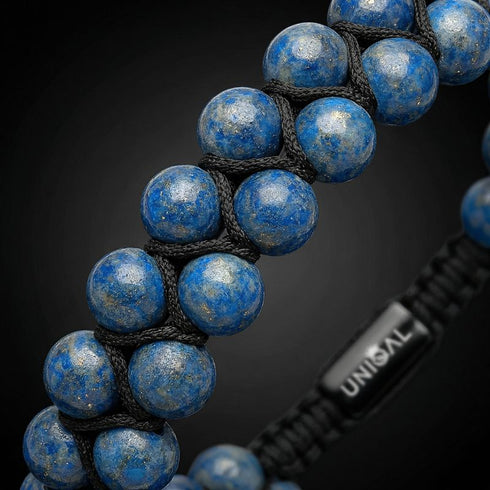 Detailaufnahme der tiefblauen Lapis Lazuli Natursteinperlen mit charakteristischen goldenen Einschlüssen im zweireihigen Edelsteinarmband