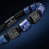 Lapis Lazuli Natursteinplatten in Nahaufnahme kombiniert mit schwarzen Zirkonia Elementen und personalisierbarem Verschluss