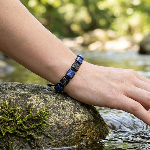 Lapis Lazuli Edelsteinarmband auf Felsen getragen mit strukturierten Platten und gravierbarem Makrameeverschluss