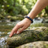Lapis Lazuli und Zirkonia Armband am Handgelenk im Outdoor Setting getragen mit eleganter dunkler Ausstrahlung