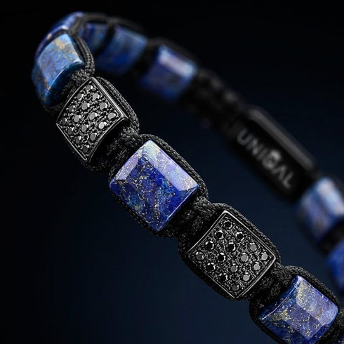 Makroaufnahme eines Lapis Lazuli Armbands mit geometrischen Platten und Zirkonia Details mit gravierbarer Komponente