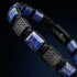 Makroaufnahme eines Lapis Lazuli Armbands mit geometrischen Platten und Zirkonia Details mit gravierbarer Komponente