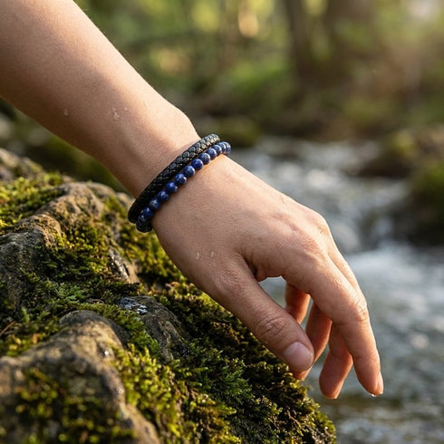 PASSION LAPIS Schmuckstück von Uniqal in natürlicher Umgebung präsentiert, Verbindung aus Leder und Lapislazuli mit ruhiger und edler Ausstrahlung