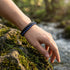 PASSION LAPIS Schmuckstück von Uniqal in natürlicher Umgebung präsentiert, Verbindung aus Leder und Lapislazuli mit ruhiger und edler Ausstrahlung