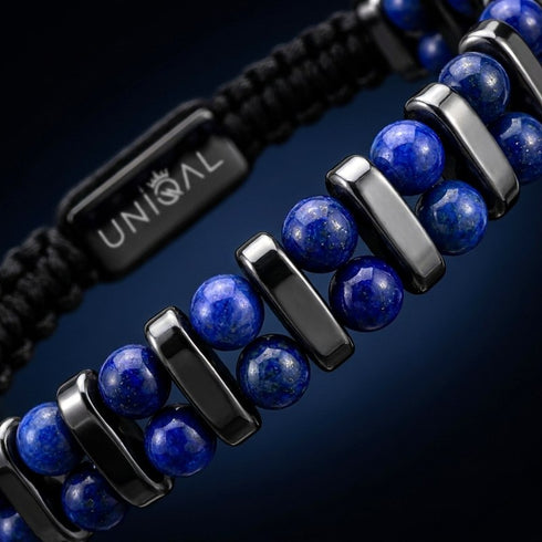 Detailansicht eines hochwertigen Natursteinarmbands mit tiefblauem Lapislazuli und dunkel poliertem Edelstahl