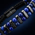 Detailansicht eines hochwertigen Natursteinarmbands mit tiefblauem Lapislazuli und dunkel poliertem Edelstahl