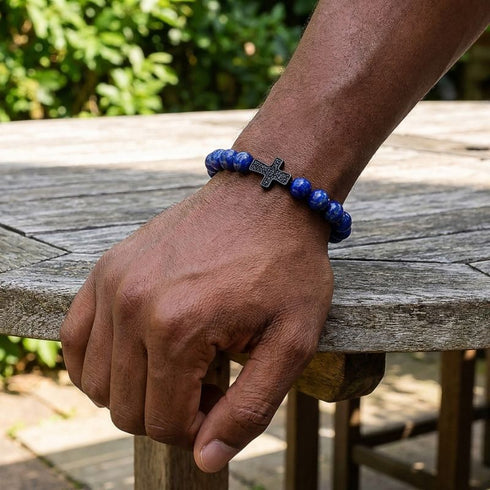 UNIQAL Lapislazuli Armband mit schwarzem Zirkonia-Kreuz getragen im Freien als stilvoller Begleiter für jeden Tag