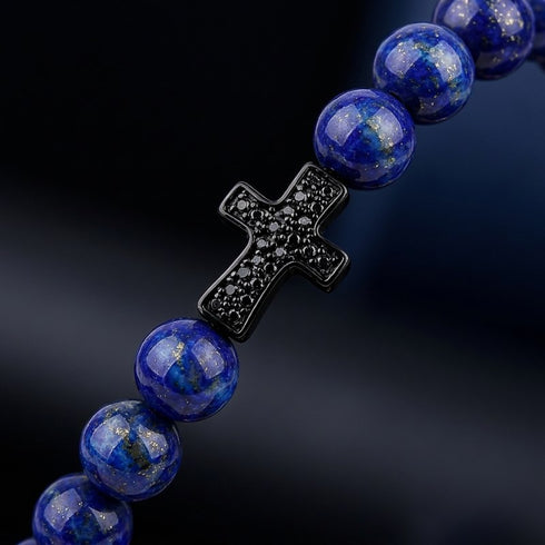Makroansicht des schwarzen Edelstahl-Kreuzes mit funkelnden Zirkonia zwischen echten Lapislazuli-Steinen