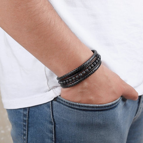 Modernes Uniqal Herrenarmband mit Lavasteinen und robustem Magnetverschluss aus Edelstahl auf edlem Hintergrund.