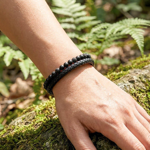 Elegantes LAVA PASSION Armband von Uniqal getragen auf natürlicher Oberfläche, hochwertiger Schmuck mit Charakter und moderner Ausstrahlung