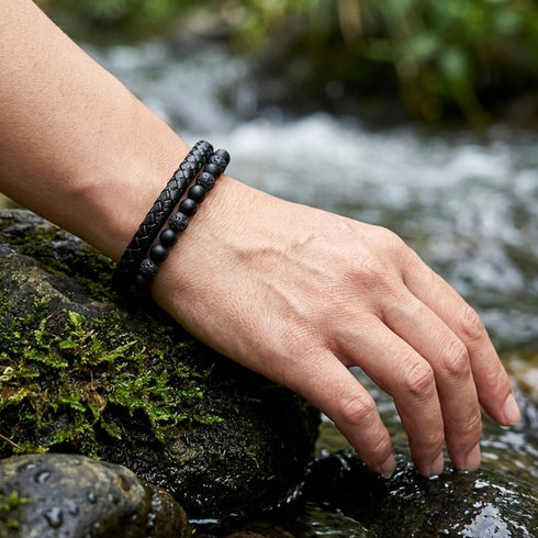 LAVA PASSION Schmuckstück von Uniqal in natürlicher Umgebung präsentiert, Verbindung aus Leder und Lavastein mit ausdrucksstarker Symbolik und Persönlichkeit