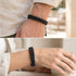 Schwarzes Lava Perlenarmband von Uniqal am Handgelenk – personalisierbar durch Gravur, klarer Stil, dezente Kraft