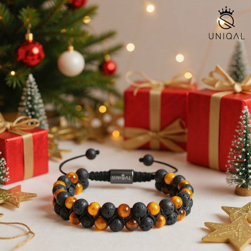 Zweireihiges Uniqal Armband aus Lava-Stein und Tigerauge auf Schneeflocke mit Weihnachtsdeko, elegante Geschenkidee.