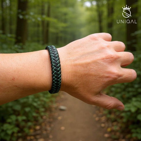 LEVGRÜN von Uniqal – Lederarmband im Wald getragen, inspiriert von Natur, Camping und Freiheit. Ausdruck von Ruhe, Stärke und innerer Balance.