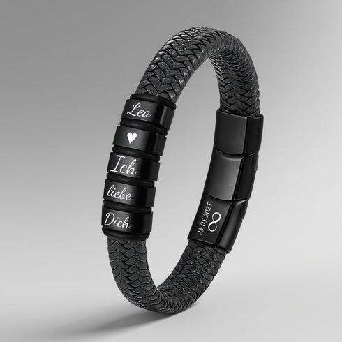 Graviertes Lederarmband mit silbernen Ringen – stilvoller Schmuck mit persönlicher Bedeutung.