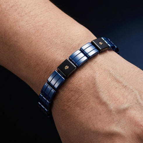 Moderner Armschmuck von UNIQAL am Handgelenk getragen