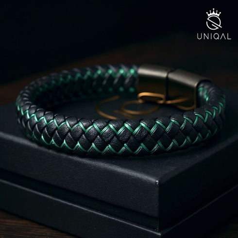 Edles Uniqal LEVGRÜN Armband aus hochwertigem Leder mit grünem Faden – Symbol für Ruhe, Naturverbundenheit & moderne Eleganz.