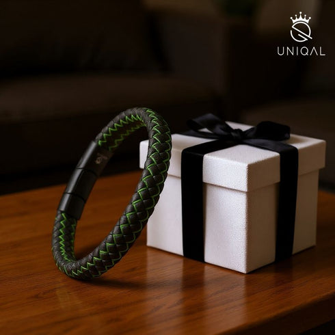 Uniqal LEVGRÜN – stilvolles Lederarmband mit grüner Akzentlinie, geliefert im Luxus-Etui. Perfektes Geschenk zu Weihnachten oder Valentinstag.