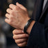 Uniqal LITTLE PLATE Herrenarmband am Handgelenk – schwarzes Lederarmband mit schmaler Metallplatte für einen eleganten und modernen Business-Look