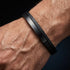 Uniqal LITTLE PLATE Herrenarmband am Handgelenk – schwarzes Lederarmband mit schmaler Metallplatte und modernem, minimalistischem Design
