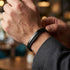 Uniqal LITTLE PLATE Armband für Männer – modernes schwarzes Herrenaccessoire mit schlichter Metallplatte für Business und Alltag