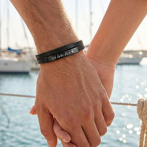 Uniqal LITTLE PLATE Herrenarmband mit personalisierter Gravur – romantisches Lederarmband mit Liebesbotschaft für Partner, Ehemann oder Freund
