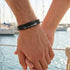 Uniqal LITTLE PLATE Herrenarmband mit personalisierter Gravur – romantisches Lederarmband mit Liebesbotschaft für Partner, Ehemann oder Freund
