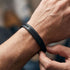 Uniqal LITTLE PLATE Lederarmband am Handgelenk – schwarzes Herrenarmband mit feiner Lederstruktur für Alltag, Freizeit und Casual-Looks