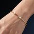 UNIQAL LUMINA filigraner Cuff Armreif mit klarer Linienästhetik und strahlendem Steinbesatz