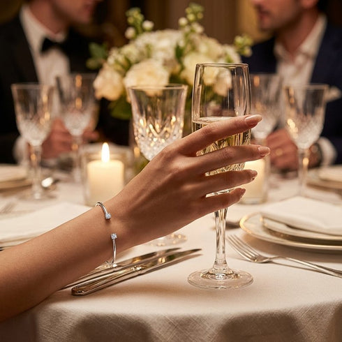 Offener Damen Armreif mit Moissanit Solitärsteinen getragen bei stilvollem Dinner, eleganter Silberschmuck mit strahlender Brillanz