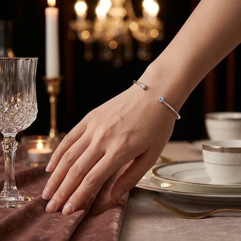 Eleganter Moissanit Armreif aus Sterling Silber kombiniert mit Abendkleidung, modernes Bangle Design mit funkelnden Edelsteinen