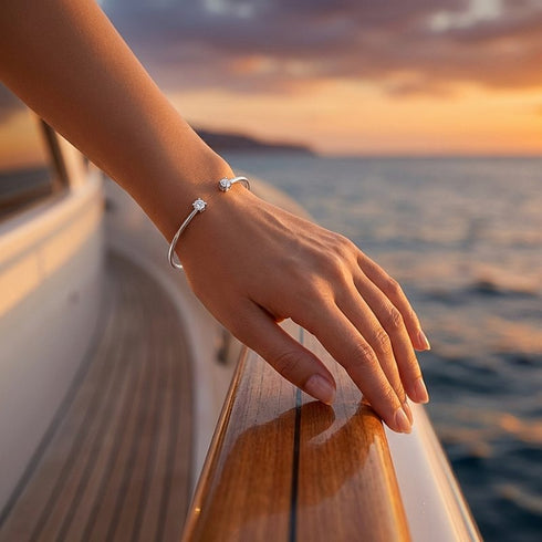 Eleganter LUMINA Moissanit Armreif getragen bei Sonnenuntergang am Meer, modernes Damen Bangle aus Sterling Silber