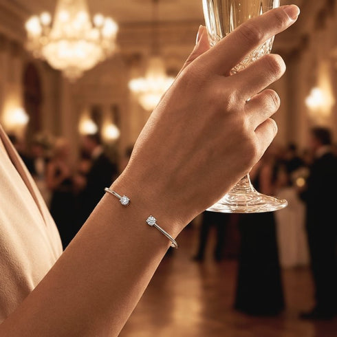 Filigraner LUMINA Moissanit Armreif am Handgelenk getragen, stilvoller Damen Schmuck mit offenem Bangle Design
