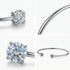 Detailaufnahme des LUMINA Moissanit Armreifs mit brillant geschliffenen Solitärsteinen und elegantem offenen Silber Bangle Design