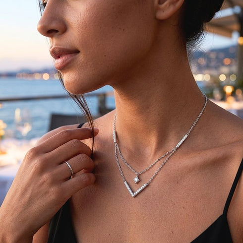 Nahaufnahme der Uniqal LUXE V Halskette mit D farblosen Moissanit Steinen und Solitär Akzent