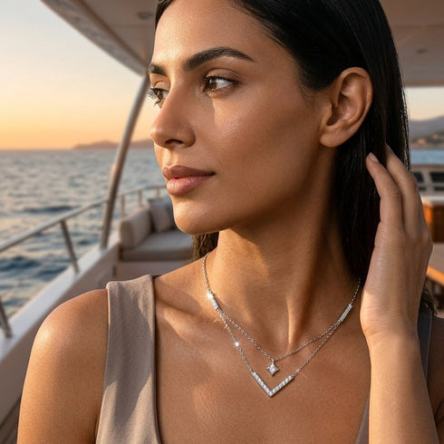 Frau trägt Uniqal LUXE V Halskette mit modernem V Design und funkelndem Diamant Look