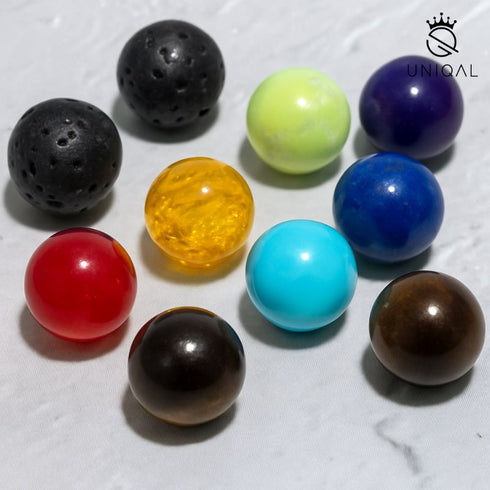 Uniqal Chakra Armband aus Lavastein mit bunten Perlen für jede Chakra, handgefertigtes Geschenk zu Weihnachten auf Holztisch mit Geschenkboxen.