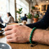 Malachit Armband am männlichen Handgelenk – tiefgrünes Natursteinarmband, markanter Stil, modernes Uniqal Design