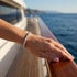 Frau trägt Uniqal Moissanit Tennisarmband als luxuriösen Schmuck im exklusiven Yacht Look